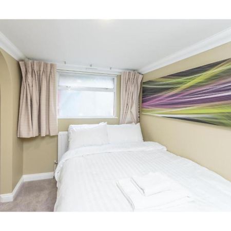 Uno Hotel Heathrow Windsor Слау Екстериор снимка