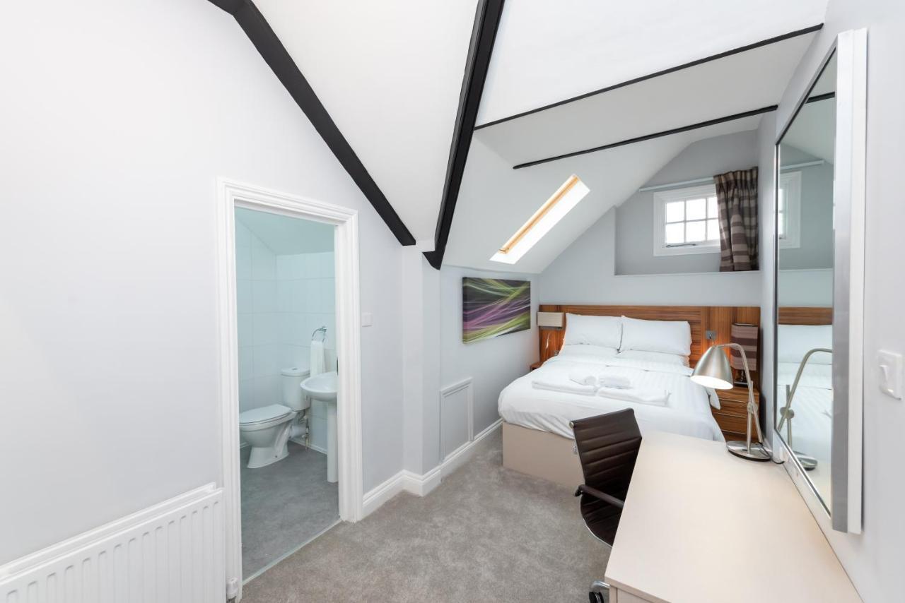 Uno Hotel Heathrow Windsor Слау Екстериор снимка