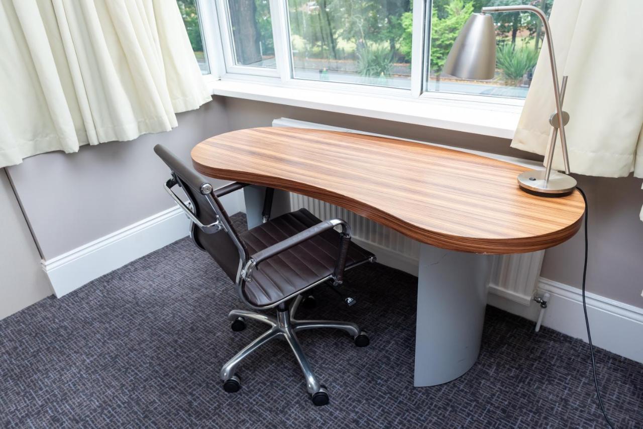 Uno Hotel Heathrow Windsor Слау Екстериор снимка