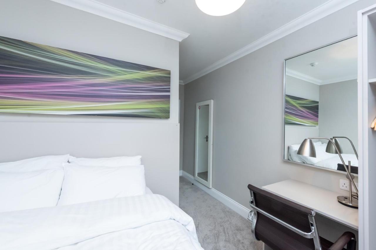 Uno Hotel Heathrow Windsor Слау Екстериор снимка