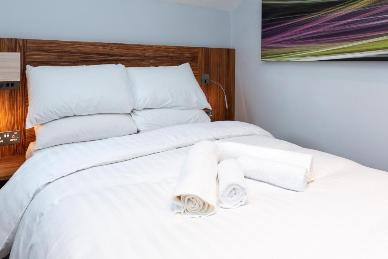 Uno Hotel Heathrow Windsor Слау Екстериор снимка