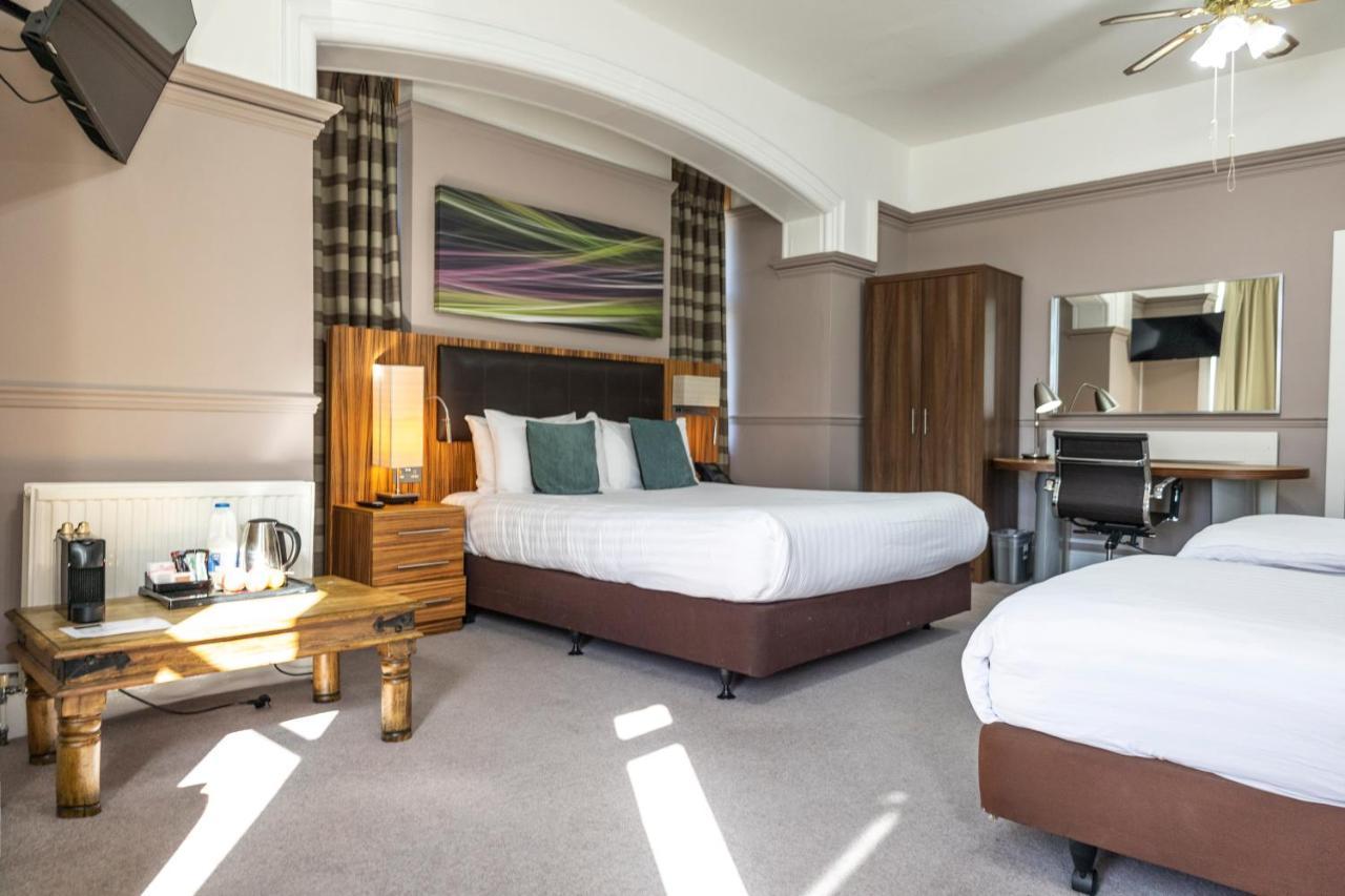 Uno Hotel Heathrow Windsor Слау Екстериор снимка
