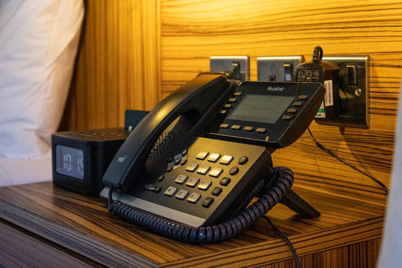 Uno Hotel Heathrow Windsor Слау Екстериор снимка
