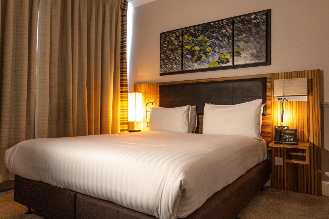 Uno Hotel Heathrow Windsor Слау Екстериор снимка