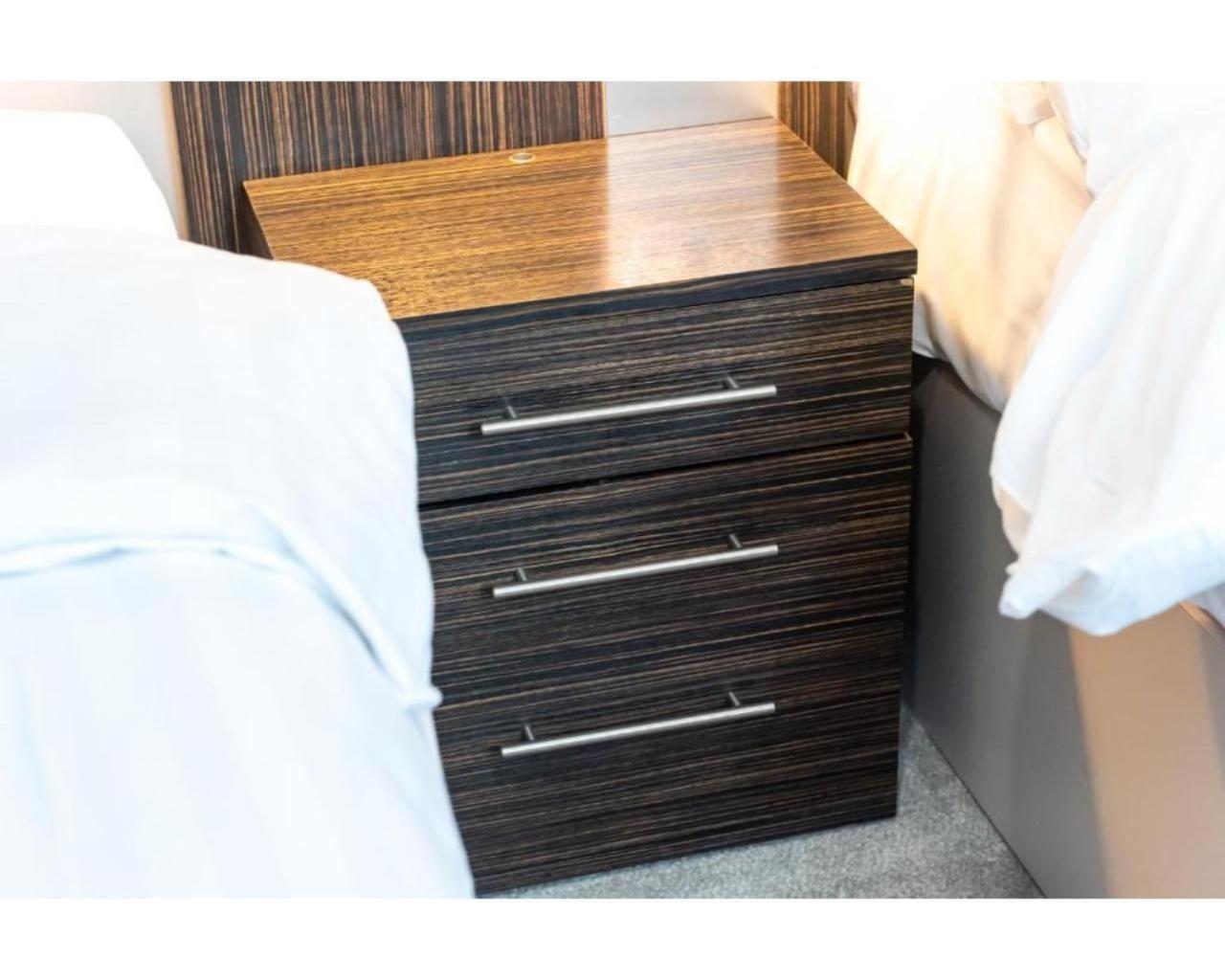 Uno Hotel Heathrow Windsor Слау Екстериор снимка