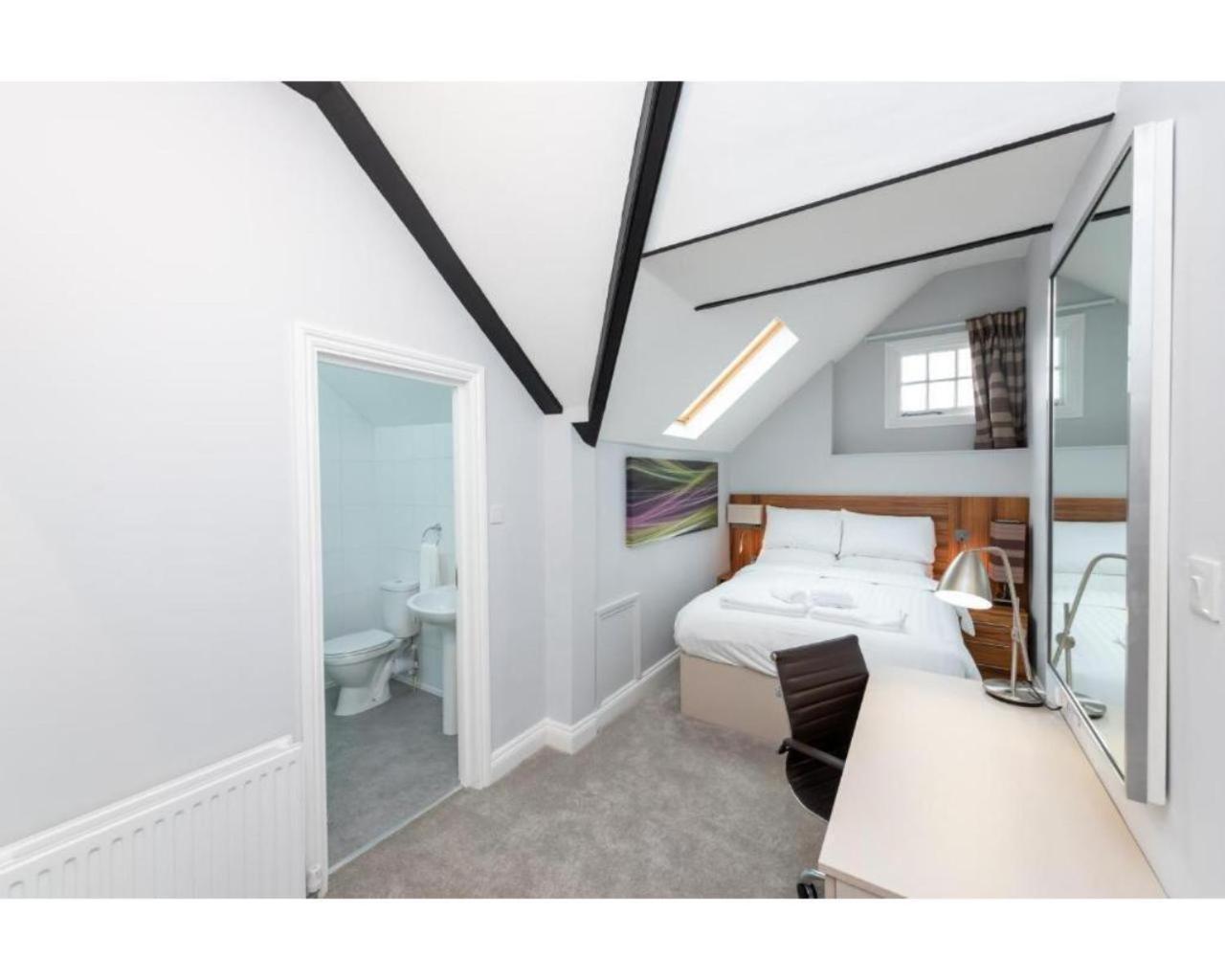 Uno Hotel Heathrow Windsor Слау Екстериор снимка